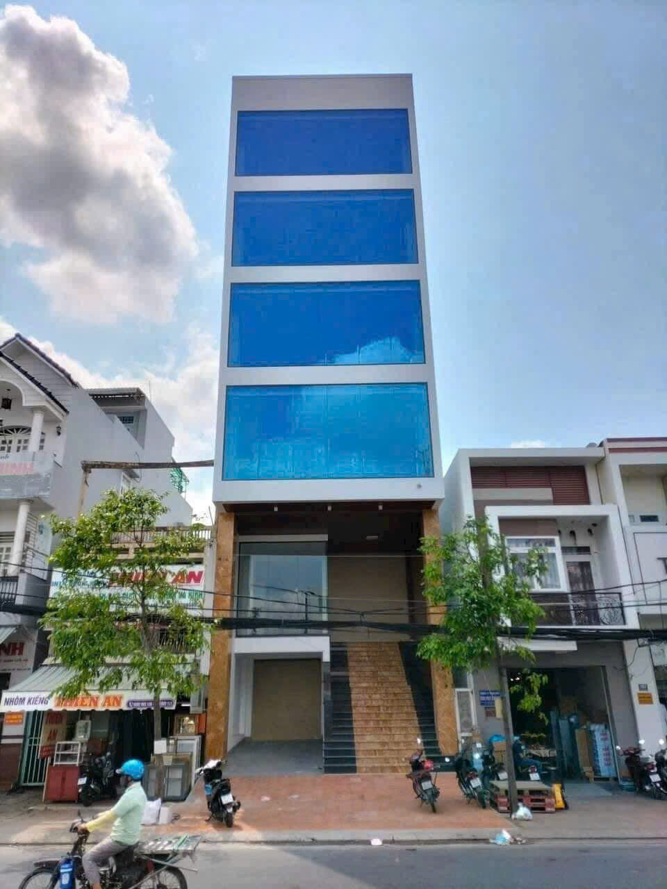 SP 651: CHO THUÊ TÒA NHÀ 5 TẦNG MẶT TIỀN NGUYỄN VĂN CỪ